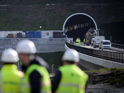 Trabajos de montaje de vía, en febrero de 2020, en el corredor de alta velocidad Madrid-Galicia. Efe
 