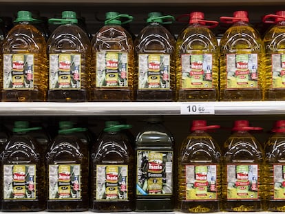 Botellas de aceite de oliva La Masía, marca propiedad de Ybarra.
