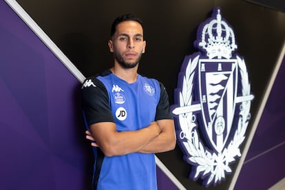 Anuar Touhami poses next to the Real Valladolid shield.