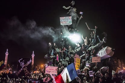 Imagem que ganhou o segundo prêmio da categoria Atualidades – Imagem Única, feita pelo francês Corentin Fohlen, da revista alemã Stern e da francesa Paris Match. A foto mostra um grupo de pessoas participando de uma manifestação antiterrorismo organizada após os atentados ao semanário cômico Charlie Hebdo, em Paris, em 11 de janeiro de 2015.