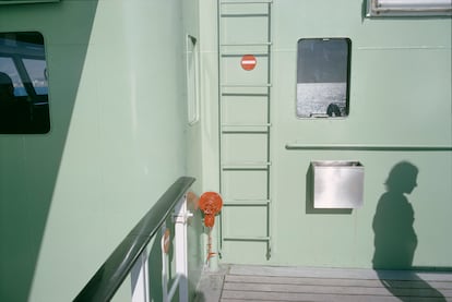 Meyerowitz fotografía el ferry a Tánger durante su viaje en 1967.