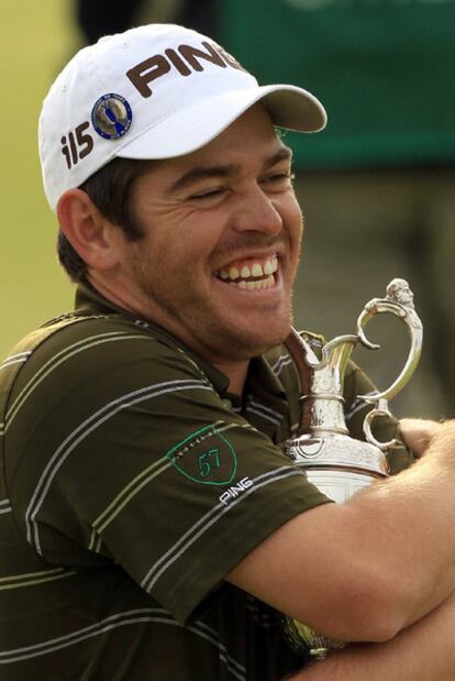 Oosthuizen abraza su trofeo tras vencer este domingo en el Open Británico.