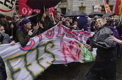 Manifestación de estudiantes universitarios en Londres, el pasado día 5, contra la subida de las tasas que quiere hacer el Gobierno.
