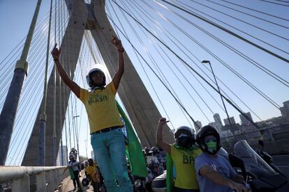 Manifestantes contra as medidas de isolamento protestam neste domingo, em São Paulo.