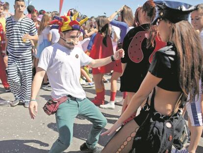 Ambiente en las calles durante un carnaval en Santa Cruz de Tenerife.