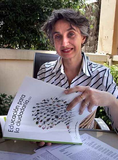 Carmen Pellicer, con el libro de Educación para la Ciudadanía.