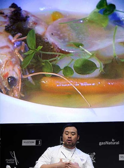 David Chang es, junto a Sotohiro Kosugi, máximo representante de una corriente de moda en Nueva York, los <i>small plates</i> o pequeñas raciones. Se sirven en lugares de moderna decoración para comer de modo informal en la barra y a precios asequibles para los urbanitas con inquietudes gourmets.