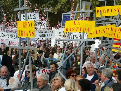 Manifestación contra la línea de muy alta tensión en Girona en 2006.