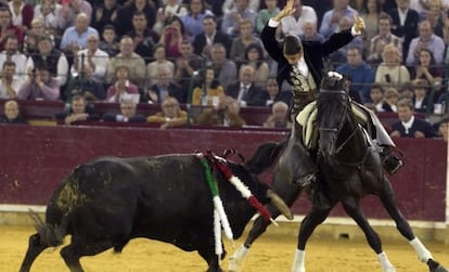  La rejoneadora francesa Lea Vicens pone dos banderillas a su segundo toro, de la ganader&iacute;a de Ferm&iacute;n Boh&oacute;rquez, al que ha cortado dos orejas en la corrida de la Feria del Pilar.