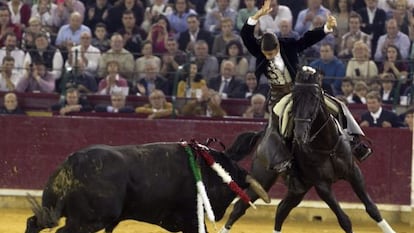 La rejoneadora francesa Lea Vicens pone dos banderillas a su segundo toro, de la ganadería de Fermín Bohórquez, al que ha cortado dos orejas en la corrida de la Feria del Pilar.