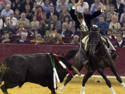  La rejoneadora francesa Lea Vicens pone dos banderillas a su segundo toro, de la ganader&iacute;a de Ferm&iacute;n Boh&oacute;rquez, al que ha cortado dos orejas en la corrida de la Feria del Pilar.