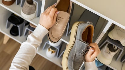 Artículo de EL PAÍS Escaparate que describe las ventajas de usar un organizador de zapatos para el armario​