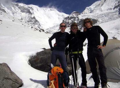 Horia Colibasanu (izquierda), Iñaki Ochoa de Olza (centro) y otro alpinista, a los pies del Annapurna.