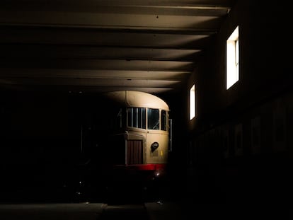 Un tren automotor clásico en la estación de Randazzo, en la isla italiana de Sicilia.