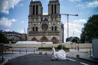 Paralizada desde mediados de marzo por la pandemia de coronavirus, la reconstrucción de la catedral de Notre Dame de París se reinició este lunes. Lo hizo a fuego lento, con un ojo puesto en las medidas de seguridad que garantizan preservar su histórica estructura y otro en el mantenimiento de las necesarias precauciones para evitar que los trabajadores se expongan al contagio del coronavirus. Por ello, además de monos y mascarillas, el organismo público que orquesta la restauración ha previsto la distribución de gel hidroalcohólico facilitado por el consorcio del lujo LVMH y el alojamiento en hoteles a precio de coste para quienes lo necesiten.