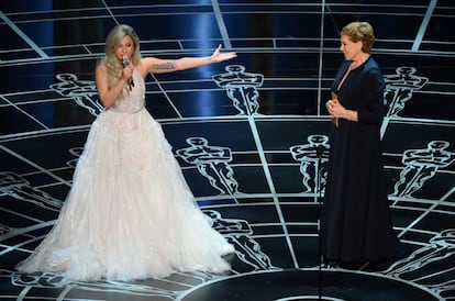 La cantante Lady Gaga recibe sobre el escenario a Julie Andrews, protagonista de la película 'Sonrisas y lágrimas', en el 50 aniversario del mítico filme.