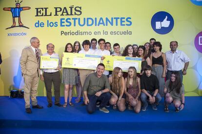 Los ganadores del instituto Rosalía de Castro de Santiago posan con el director de EL PAÍS, Antonio Caño.