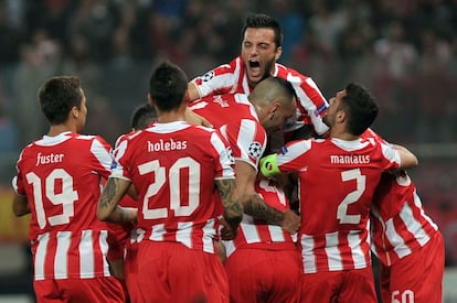 Los jugadores del Olympiacos celebran un gol.
