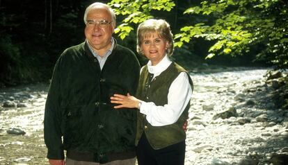 El canciller alemán Helmut Kohl y su esposa Hannelore, en Sankt Gilgen, Austria, en 1993.