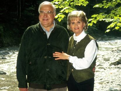 El canciller alemán Helmut Kohl y su esposa Hannelore, en Sankt Gilgen, Austria, en 1993.