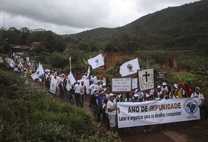 Grupo de pessoas realiza protesto no primeiro aniversário da maior tragédia ambiental do Brasil.