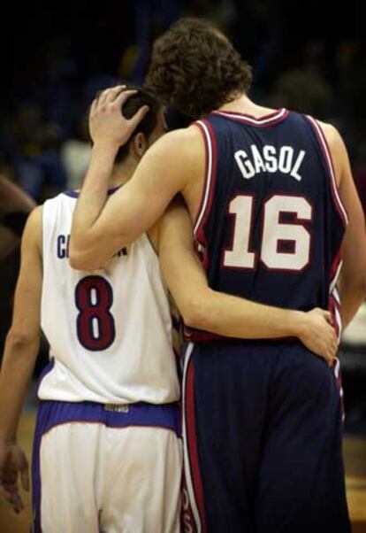 Calderón y Gasol se abrazan tras el partido.