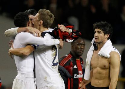 Los jugadores del Tottenham celebran el pase a cuartos ante la mirada de Pato y Seedorf, del Milan.