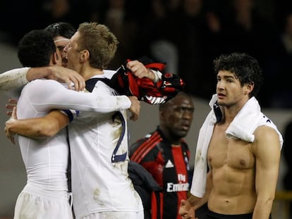 Los jugadores del Tottenham celebran el pase a cuartos ante la mirada de Pato y Seedorf, del Milan.