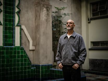 El escritor Kurt Hollander, en el edificio Victoria del Centro Histórico de Ciudad de México.