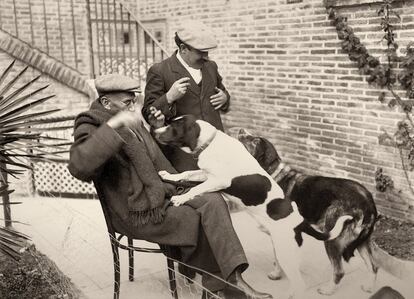 El escritor, con sus perros, en el patio de su casa madrileña de la calle de Hilarión Eslava. Junto a él está su hombre de confianza y fotógrafo, Victoriano Rubín. 1918.