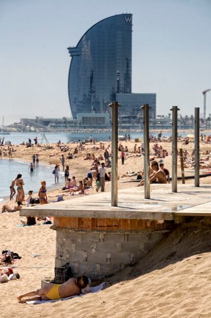 Este año se volcarán 750.000 metros cúbicos de arena para reponer la que el mar se lleva de las playas de Barcelona.