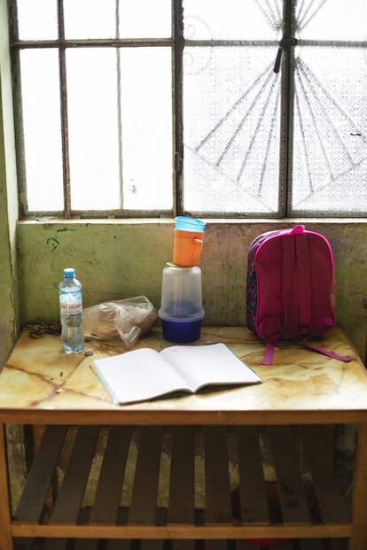 La misma mesa en la que comen la utilizan también para hacer los deberes y estudiar. Es la única que tienen en la casa. Pero es un avance porque, al principio, no tenían nada. "Cuando empezamos a vivir en esta casa no teníamos ni una cucharilla ni un plato. Teníamos que esperar que comiera uno para que desocupara el plato y que luego comiera el otro", cuenta la madre de Alix. De la noche a la mañana perdieron todas las comodidades que tenían en Venezuela. Tuvieron que empezar de cero.