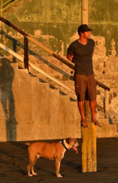 El artista Simón Vega, en la playa de la urbanización donde vive.