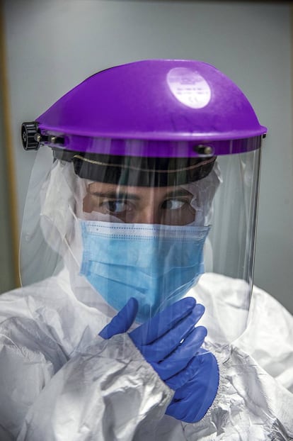 Una sanitaria vestida con traje de protección en La Paz.