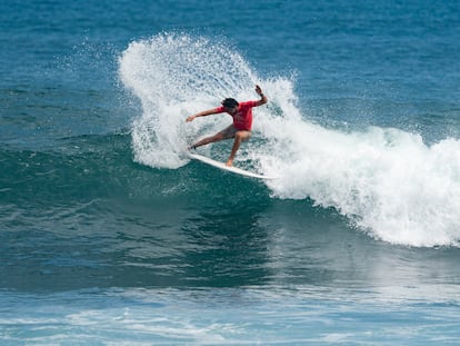Bryan Pérez, la joven promesa del surf salvadoreño, demostrando su potencial durante los Surf City ISA World Surfing Games 2021.