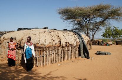 Mujeres de la tribu samburu que escaparon de la violencia de género se paran fuera de una vivienda tradicional de barro, conocida como manyatta, en la aldea Umoja, donde los hombres están vetados, cerca de Archers Post, en el norte del condado de Samburu, Kenia.