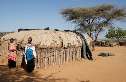 Mujeres de la tribu samburu que escaparon de la violencia de género se paran fuera de una vivienda tradicional de barro, conocida como manyatta, en la aldea Umoja, donde los hombres están vetados, cerca de Archers Post, en el norte del condado de Samburu, Kenia.