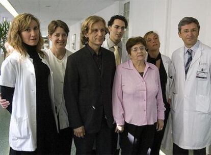 Rufina Gilo Picado (tercera por la derecha), de 66 años y enferma de cáncer, rodeada del servicio de Urología del Hospital Clínic de Barcelona, tras ser operada con éxito y extraerle un riñón afectado por esa enfermedad a través de la vagina.