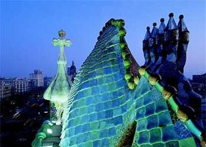 Un icono típico de Gaudí, el dragón, recorre el tejado de la Casa Batlló, en Barcelona, ejemplo depurado del arte modernista.