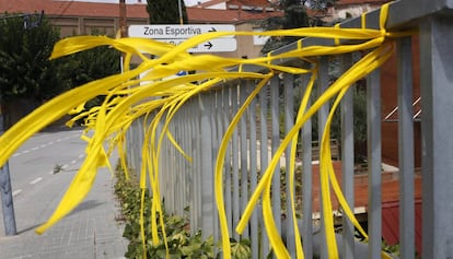 Lazos amarillos colgados en el espacio público en Ullastrell.