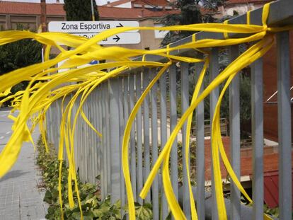 Llaços grocs penjats a l'espai públic a Ullastrell.