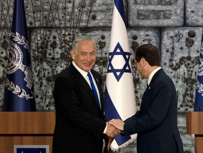 El líder del partido israelí conservador Likud, Benjamin Netanyahu (izquierda) saluda al presidente de Israel, Isaac Herzog, que le ha encargado formar el próximo Gobierno del país.