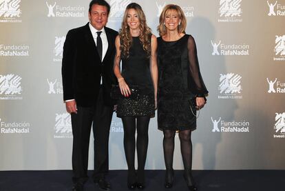 Los padres de Rafa Nadal, Sebastin y Ana Mara, junto a su hermana, Maribel, el 15 de diciembre de 2011, en la gala de la Fundacin del tenista