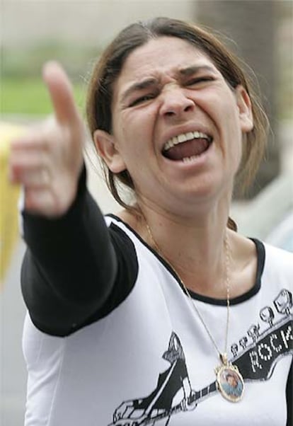 Joaquina Cortés, madre de Montserrat Fajardo, gritaba ayer antes del comienzo del juicio por el caso en Almería.