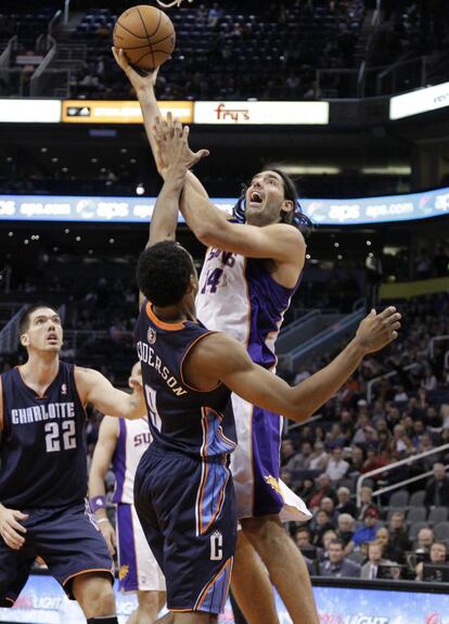 Luis Scola tira por encima de la defensa de Gerald Henderson.