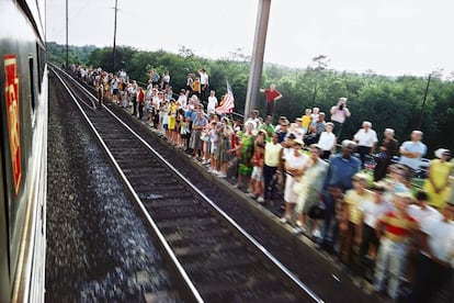 Una de las fotografías tomadas por Paul Fusco desde el tren que trasladaba a Rober Kennedy al cementerio de Arlington, tras ser asesinado el 6 de junio de 1968.