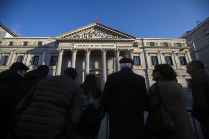 Ambiente en el exterior del Congreso de los Diputados horas antes de que comiencen los actos del aniversario de los 40 años de la Constitución Española. 