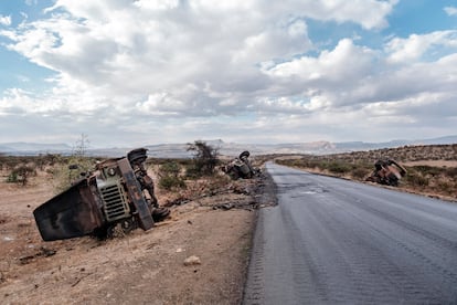 Mekele, 26 de febrero de 2021. Unos vehículos militares volcados en una carretera al norte de Mekele, la capital de la región de Tigray.