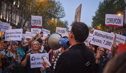 Una manifestación convocada por la asociación La Plaza llega hasta la sede del PP para pedir la dimisión de Isabel Díaz Ayuso, el 6 de abril de 2024.