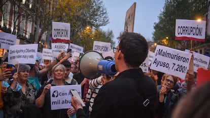 Una manifestación convocada por la asociación La Plaza llega hasta la sede del PP para pedir la dimisión de Isabel Díaz Ayuso, el 6 de abril de 2024.